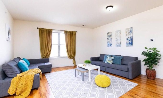 The Heights Apartment | Quiet and Safe, Ideal for families - easy access to NYC!