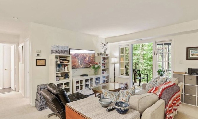 Annandale Condo | Quiet, Remodeled 1BR/1BA Condo in Annandale, VA w/pool near DC