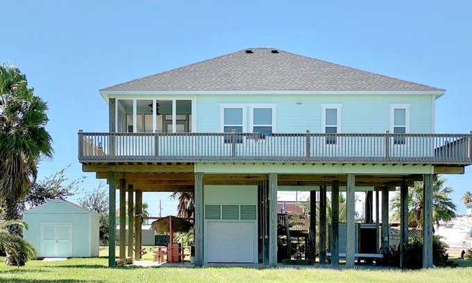 Crystal Beach House | READER'S RETREAT - Close to the beach, great outdoor space with bar