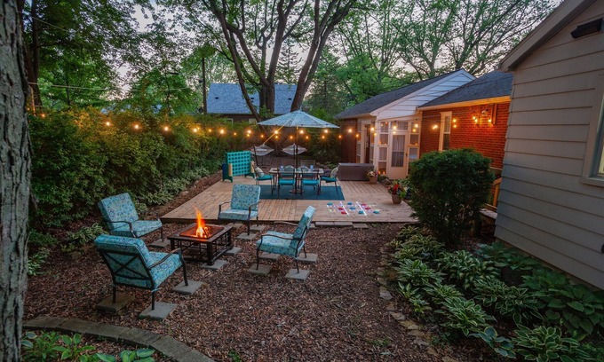 Bowling Green House | Refreshing Mid-Mod Retreat near BGSU Indoor/Outdoor Hot Tub Fenced Yard