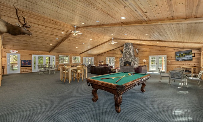 Leavenworth Cabin | River Road Lodge-Sleeps 16, Hot tub, 2 Fireplaces, Pool Table