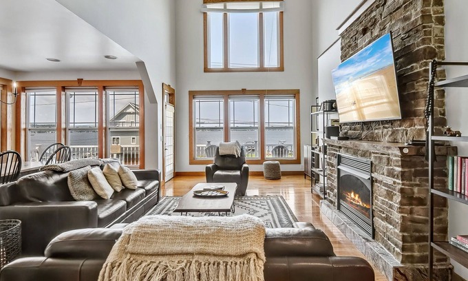 Saratoga Springs House | Saratoga Lakeside Lookout|9 Beds|EV Charger|Views