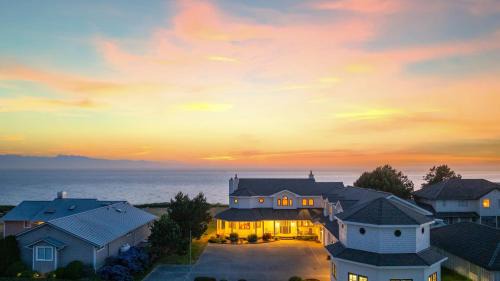 Oak Harbor House | Seacliff Haven Waterfront Luxury Stunning Views Hot Tub Game Room