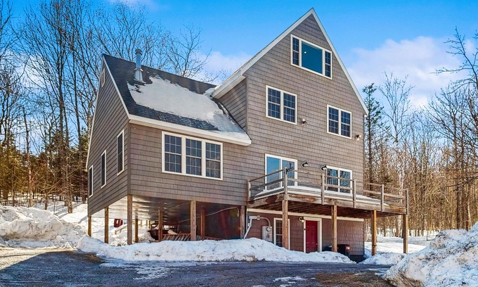 Ludlow House | Secluded Rustic Home with Private Hot Tub & Huge Deck - 5 Miles to Okemo
