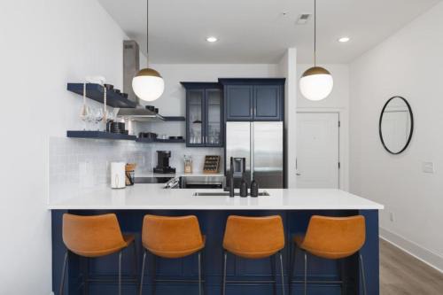 Portsmouth House | Sleeps 20 Three Condos Side by Side 10 minutes to Broadway