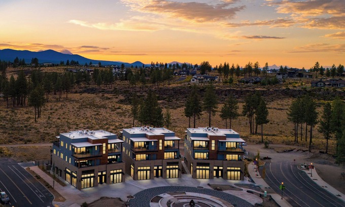 Bend House | Sleeps 60! 12 Modern Units/30 BDRs w/Deck+Hot Tub, Fully Private, Near Downtown