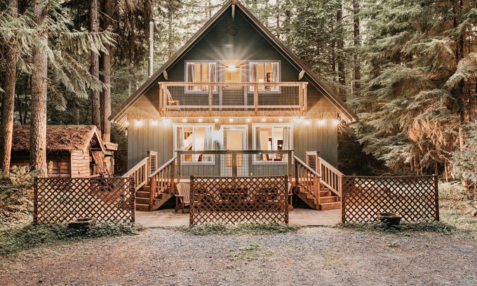 Glacier Cabin | Snowline Cabin #49 - Hot Tub - WiFi - Fireplace