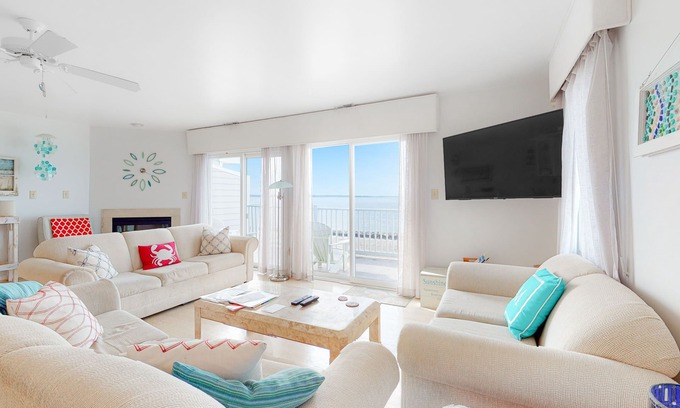 Bethany Beach House | South Shore Marina townhouse on the water with on-site pool, AC & WiFi