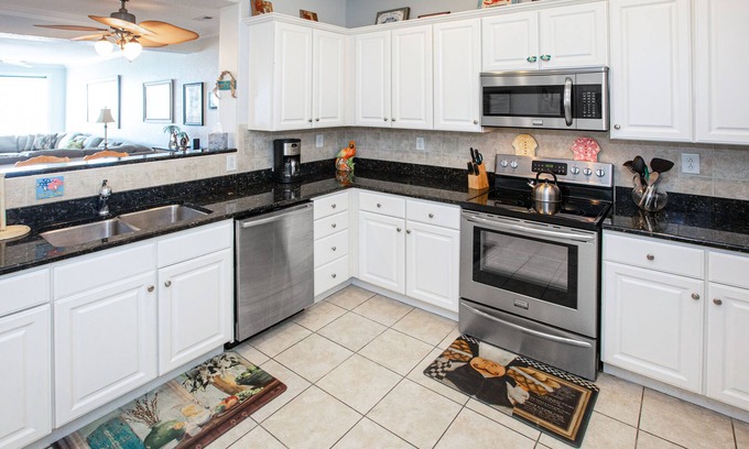 Sandbridge Condo | Southside, 3rd-floor condo with ocean view, balcony, WiFi & on-site pool/gym