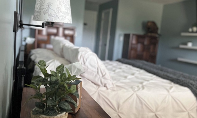 Sissonville Cabin | Spacious 5-bedroom lodge with WiFi and AC in peaceful countryside of Kenna,WV