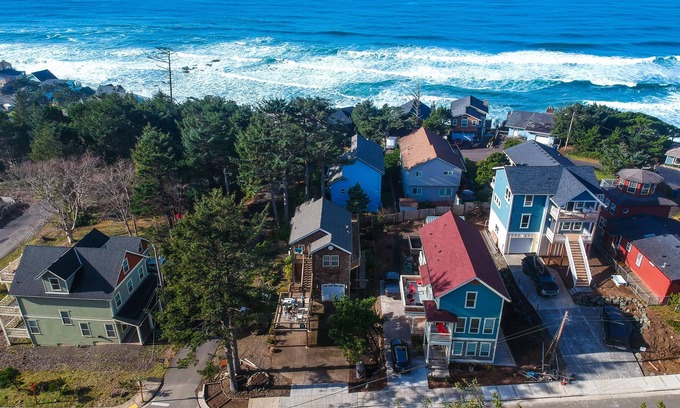 Nelscott House | Spacious dog-friendly home with WiFi & fireplace, near the beach