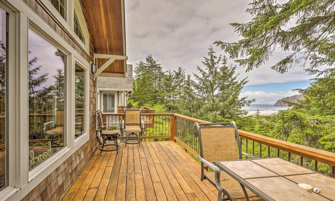 Manzanita House | Spacious Family Townhome: Walk to Beach & Downtown