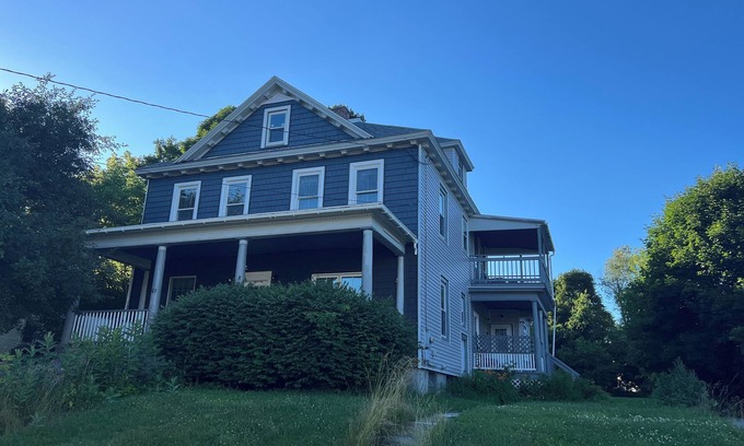 East Haven Rutland County House | Spacious ski chalet with pool table & mountain views