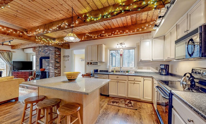 Intervale House | Stunning mountain duplex with full kitchen, deck, game room, W/D & WiFi