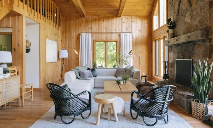Stratton and Bromley Ski Areas Ski Chalet | Stylish Mountain Getaway w/Hot Tub & Firepit Near Stratton
