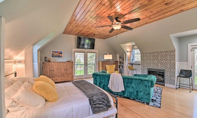 Saratoga Springs Apartment | Stylish Studio with Fireplace about 3 Mi From Dtwn!