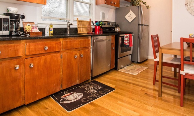 Brookline Apartment | Sunny 2 bed plus den,steps to public transport,Longwood Medical hospitals,Boston
