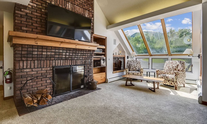 Central Vermont- Killington House | Sunrise Timberline C1 Ski to/from. Totally renovated, new kitchen and bathrooms, fabulous sports center with indoor heated pool and summer outdoor heated pool, racquet sports etc.