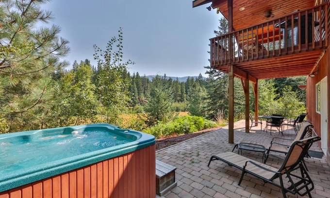 Leavenworth Cabin | Sweet Private Leavenworth River Front Cabin with Fast WiFi & hot tub- Sleeps 6.