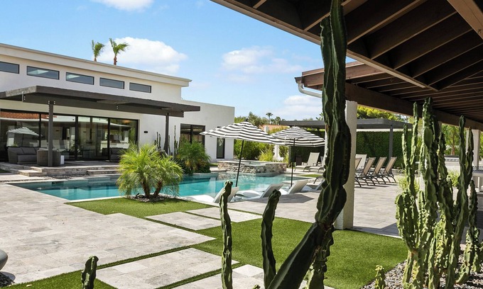 Equestrian Manor House | SWSS Modern Compound: Guests Love It! Private Pool Hot Tub Putting Green