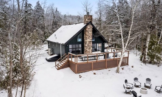 Becket House | Tranquil 3-BR Waterfront Retreat