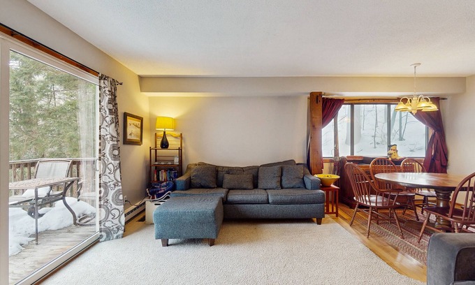 Warren Condo | Tranquil condo w/a full kitchen & serene views - close to area activities