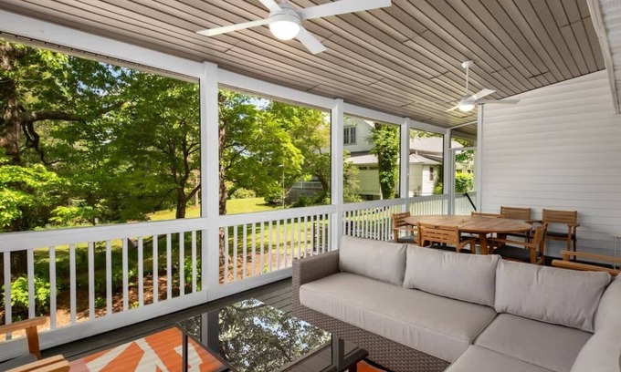Saluda House | Tree Blew Inn: free daily activities, cozy rooms.
