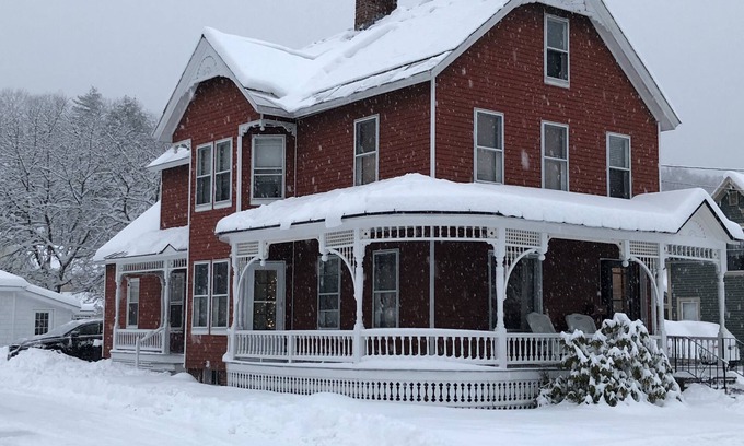Ludlow House | Updated Village Victorian on Ski Shuttle, walk to all amenties in town!