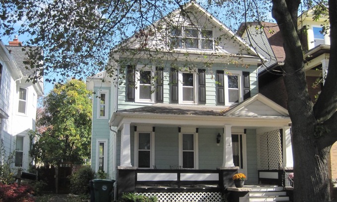 Downtown Niagara Falls House | Walk to the Falls from The Mint