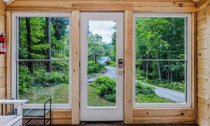 Woodstock House | Walk to Trails & Village +Pets - Highland Cabin