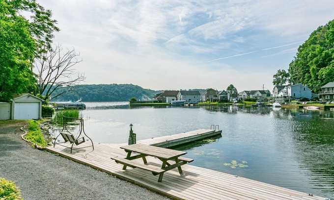 East Irondequoit House | Waterfront Hot Tub On The Bay