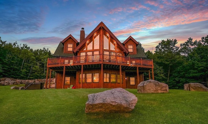Intervale House | Wild View Lodge, Picturesque mountain escape, Hot Tub, Spacious living room