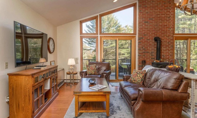 Quechee House | Wood-Burning Stove, Great for Families - Z1040*