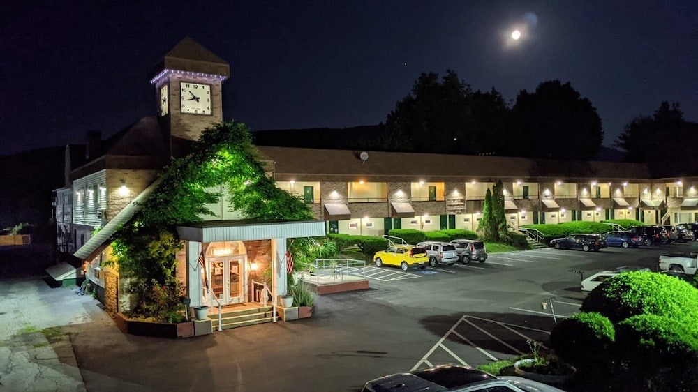 Brattleboro Hotel | The Black Mountain Inn