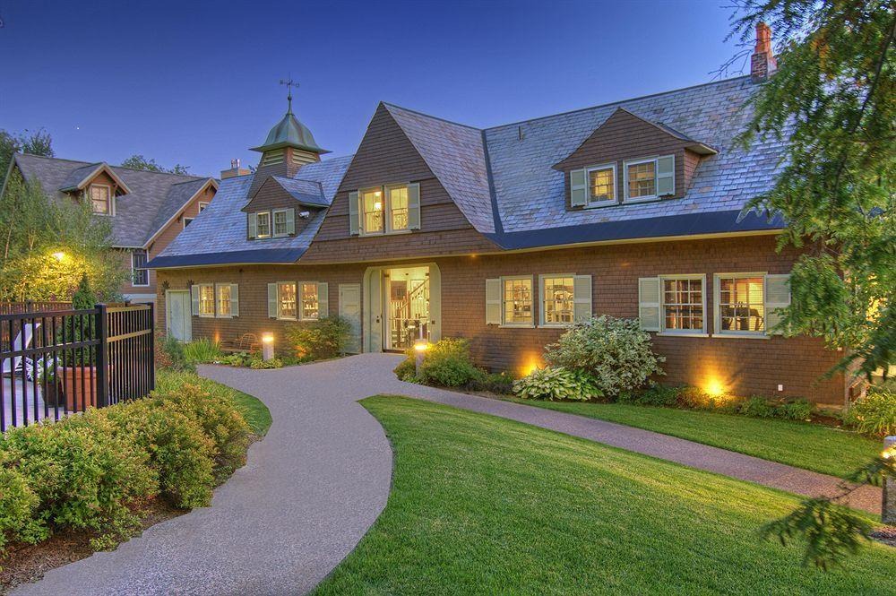 Proctorsville Hotel | Pointe at Castle Hill Resort