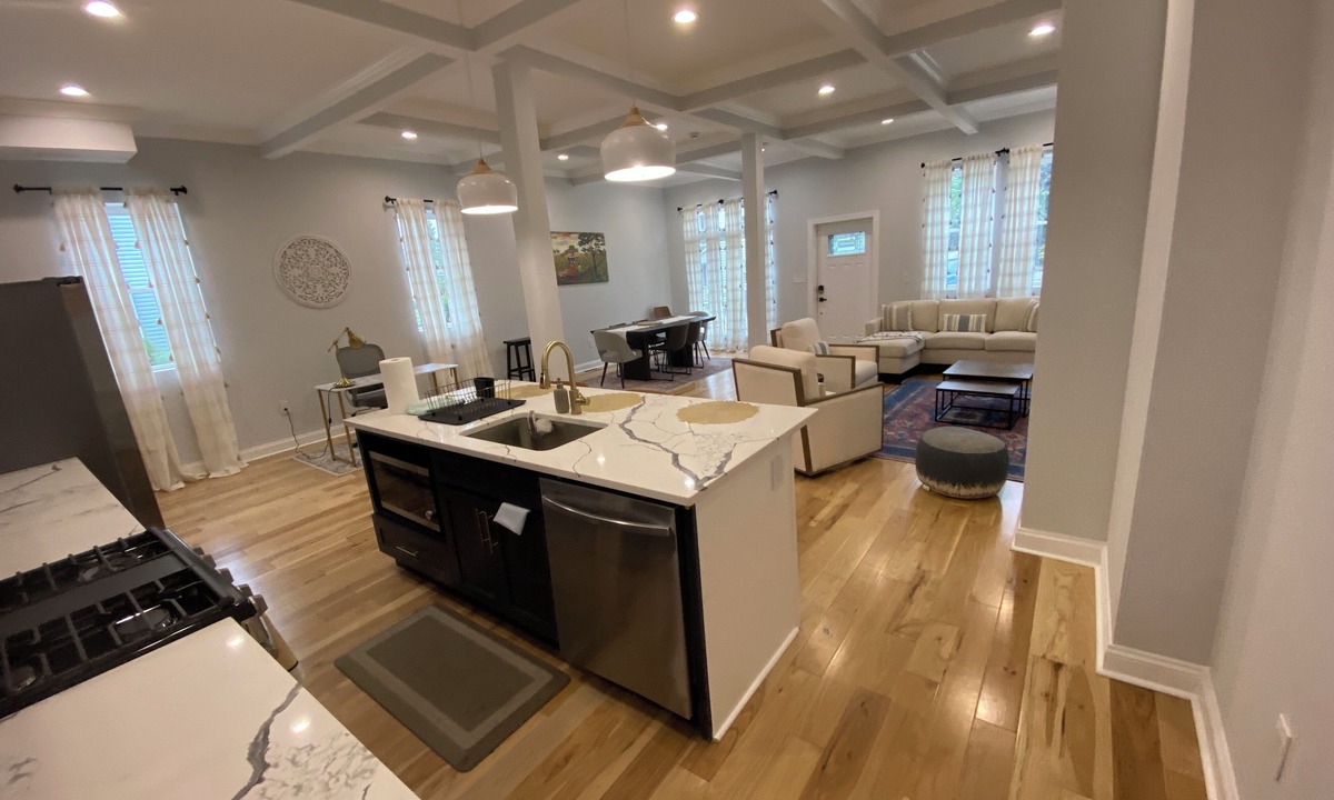 Moravia-Walther House | Close to all major universities and Hospitals in Baltimore. Perfect for family.