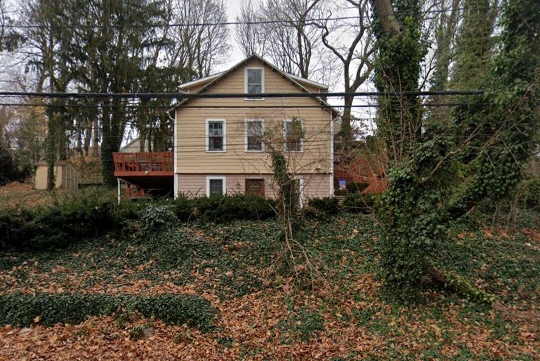 Halesite Apartment | Studio large room, kitchenette, full bath, off street parking 1 car