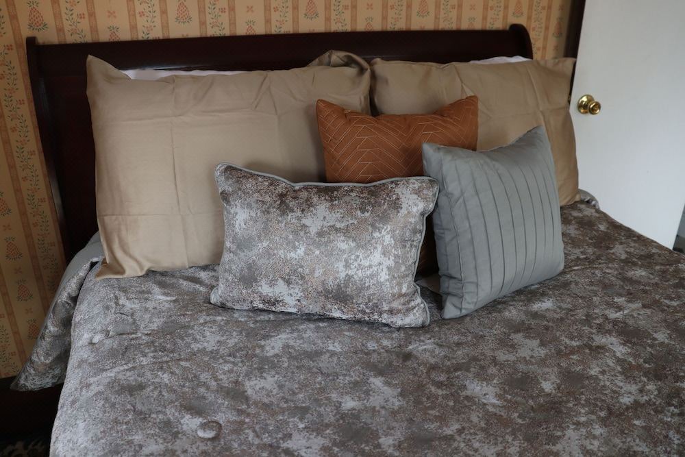 Photo of Bedroom in Roscoe