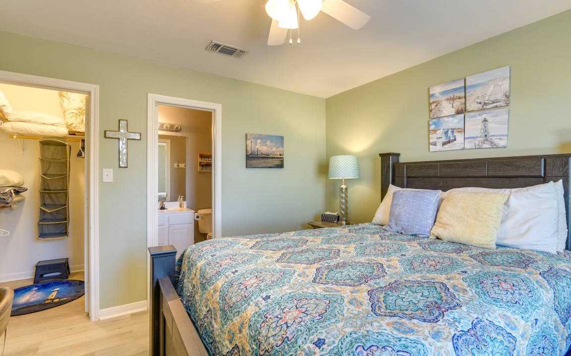 Photo of Bedroom in Pirates Beach