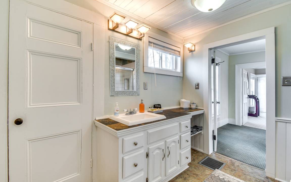 Photo of Bathroom in Cayuga