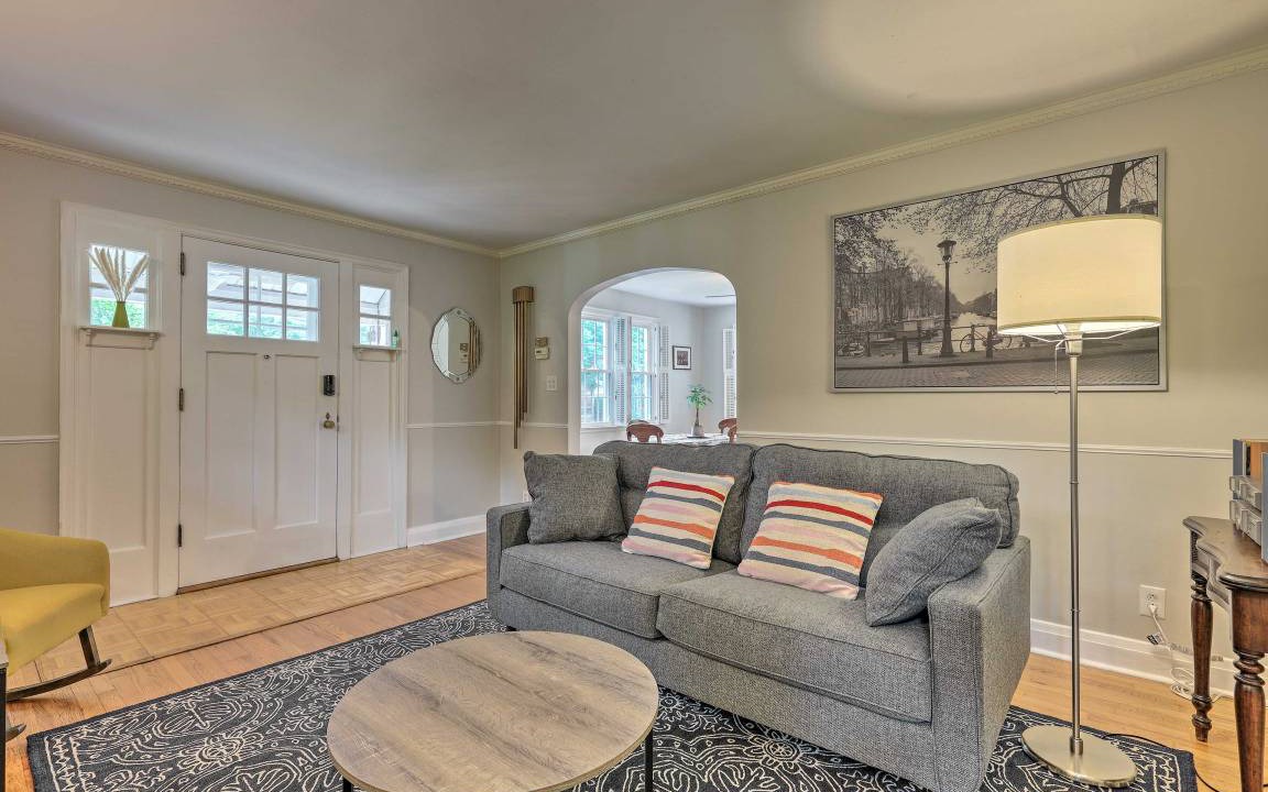 Photo of Livingroom in Roselawn Finance