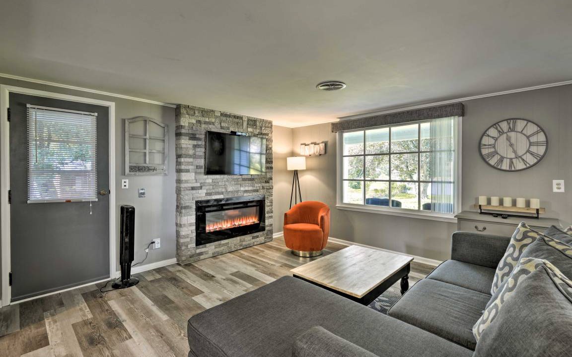 Photo of Livingroom in Homer