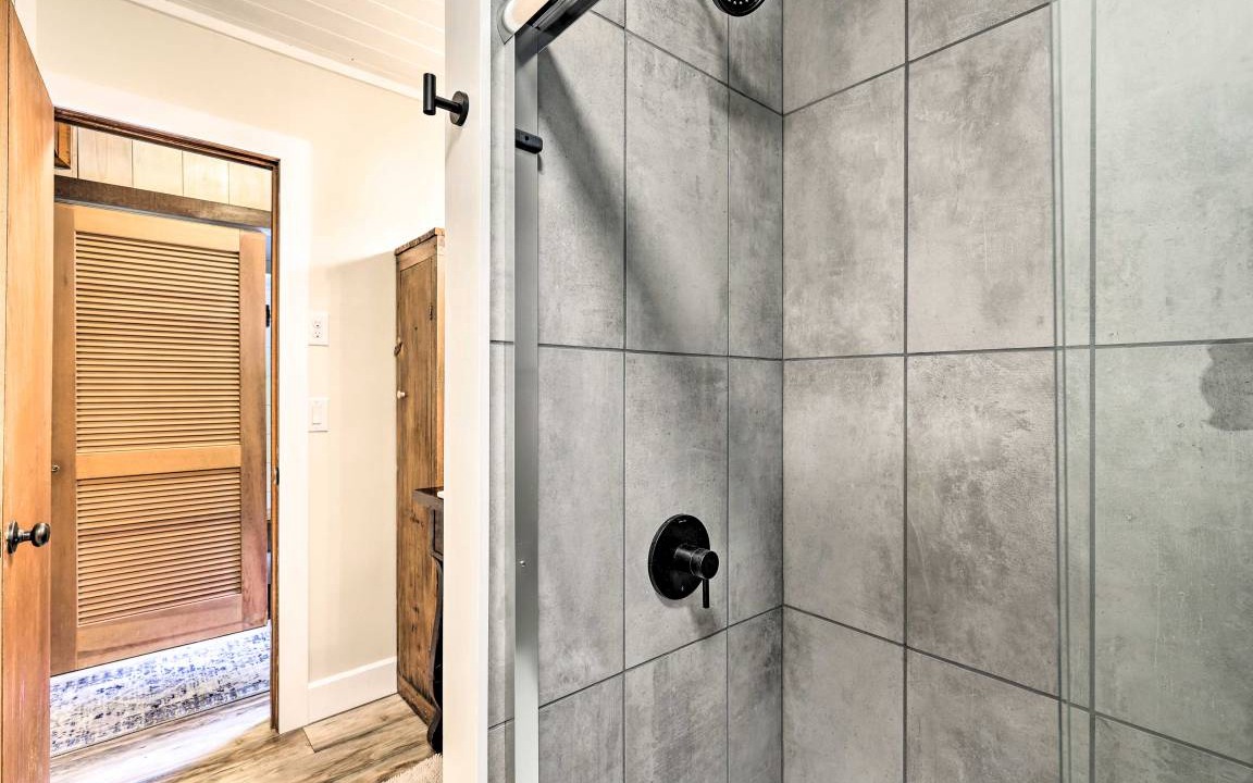 Photo of Bathroom in Max Meadows