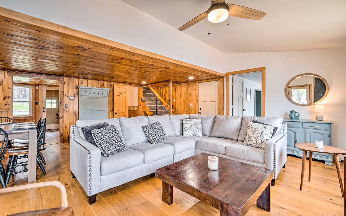 Photo of Livingroom in Hydeville