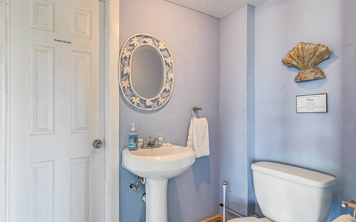 Photo of Bathroom in Pirates Beach