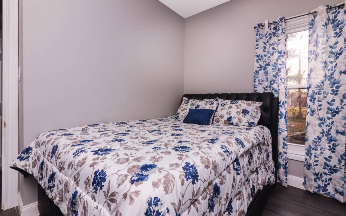 Photo of Bedroom in Downtown Niagara Falls