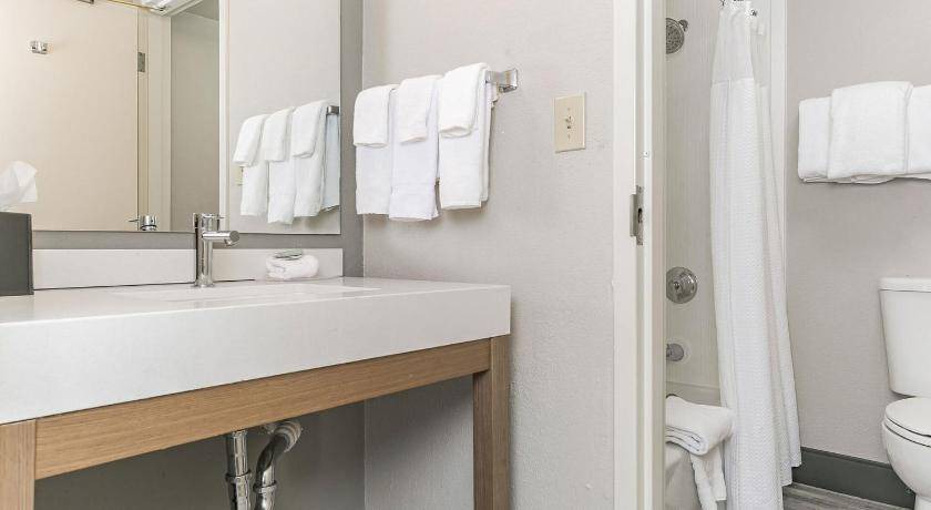 Photo of Bathroom in Coliseum Central