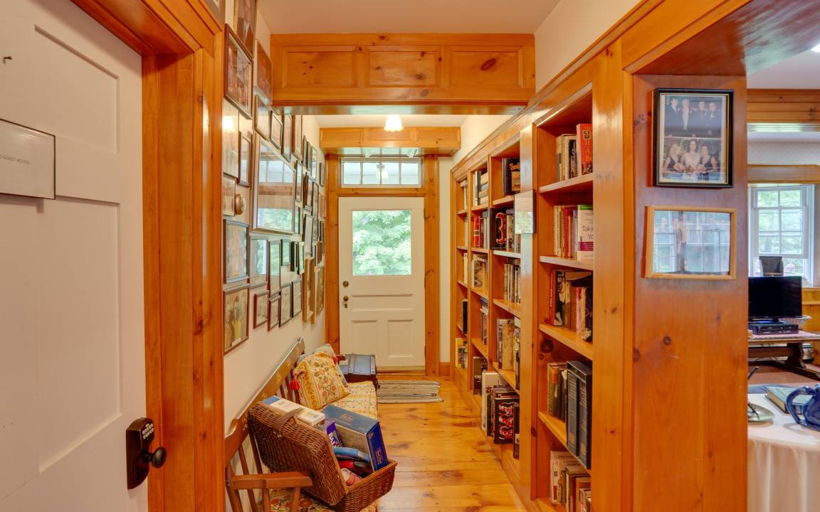 Photo of Livingroom in Hollowville