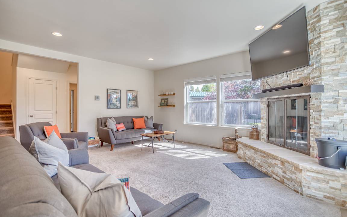 Photo of Livingroom in Oregon Water Wonderland
