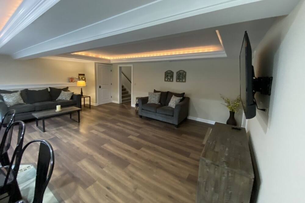 Photo of Livingroom in Queensbury